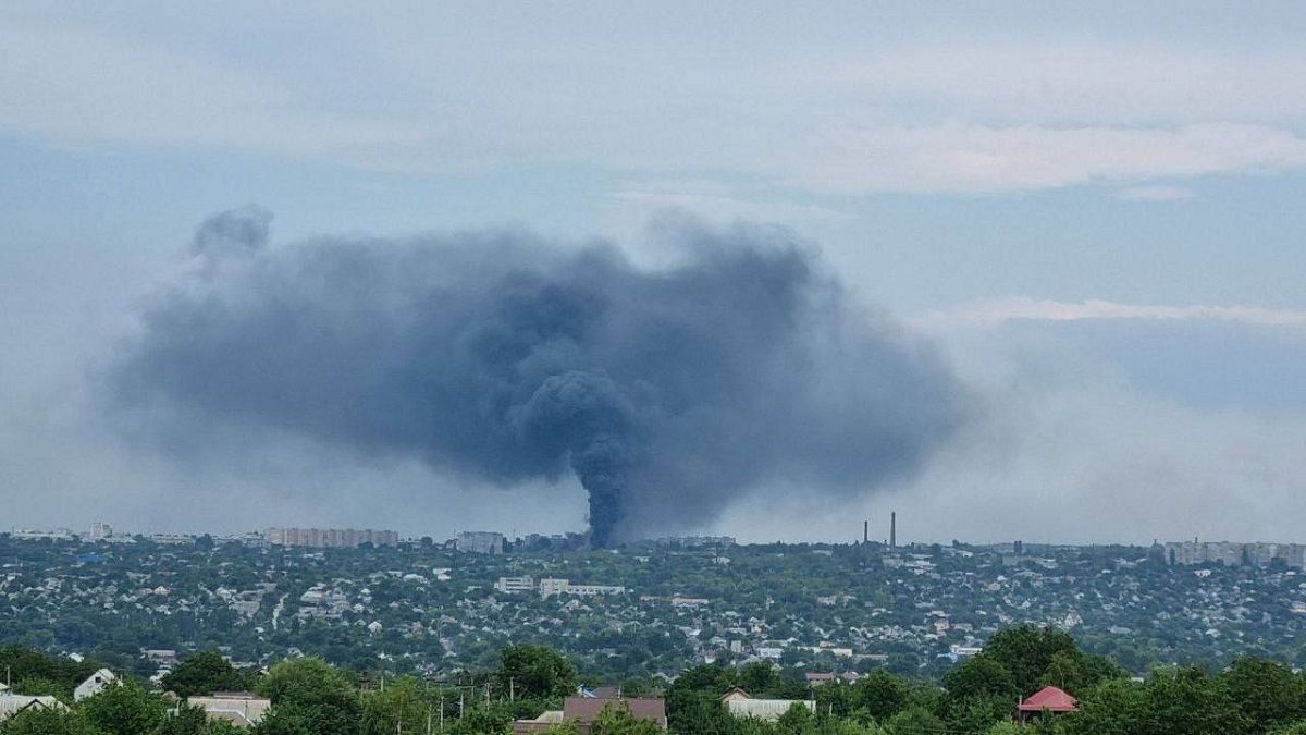 В окупованому Луганську пролунали потужні вибухи та виникла пожежа