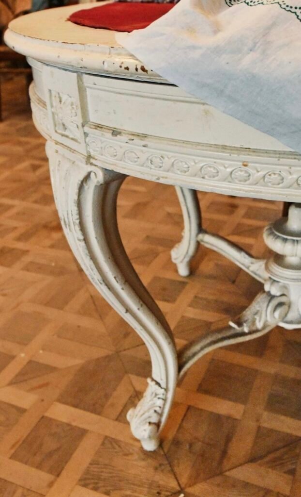 Старий столик