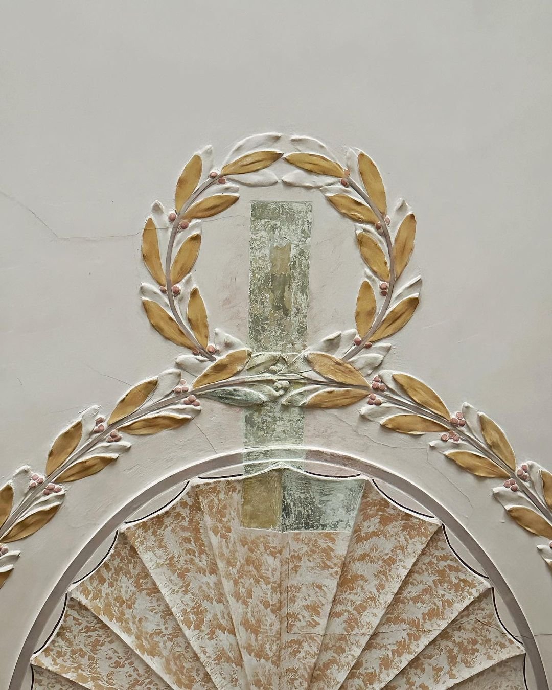 Ліпнина із залишками попередніх фарбувань та шпалер