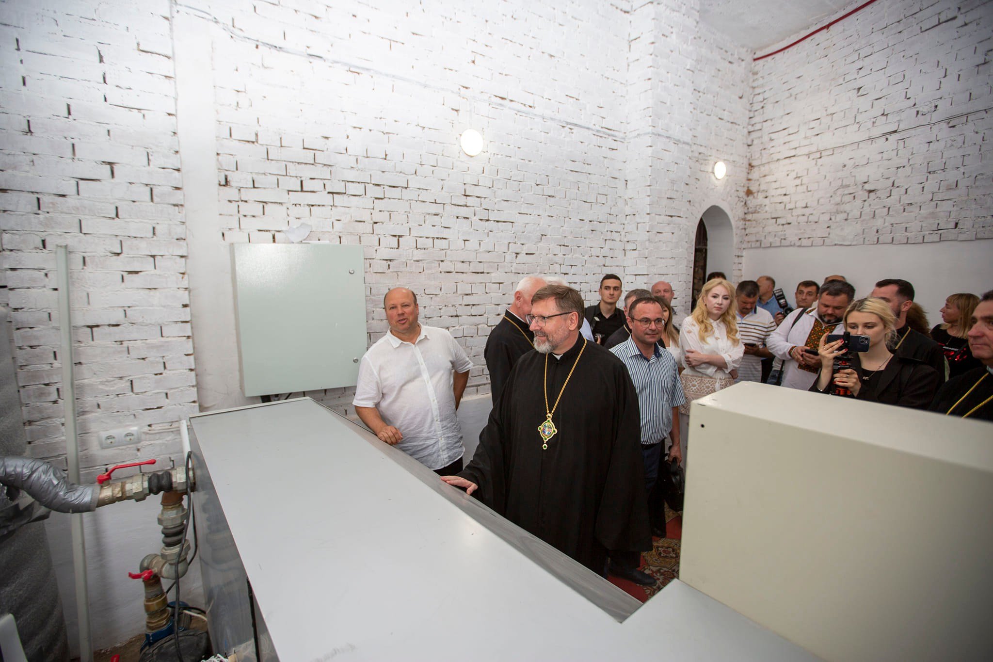 Глава УГКЦ під час оглядин інноваційної системи опалення