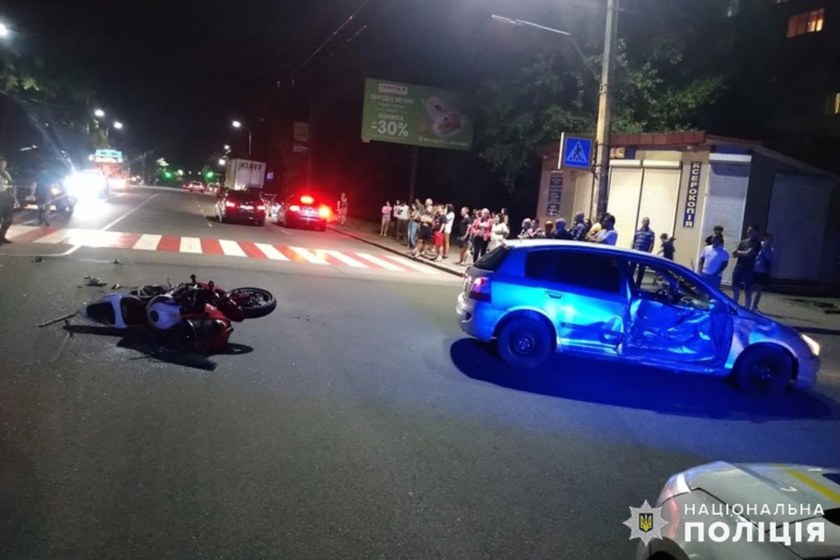 У Хмельницькому 29-річний мотоцикліст загинув після зіткнення з легковиком