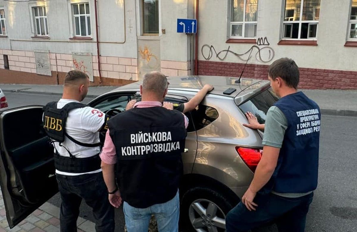 Біля Тернопільського обласного ТЦК затримали військовослужбовця за вимагання 5 тис. доларів