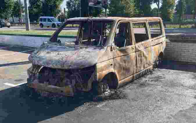 Журналістка вказала на зв'язок між підпалами військових авто та важливими подіями 