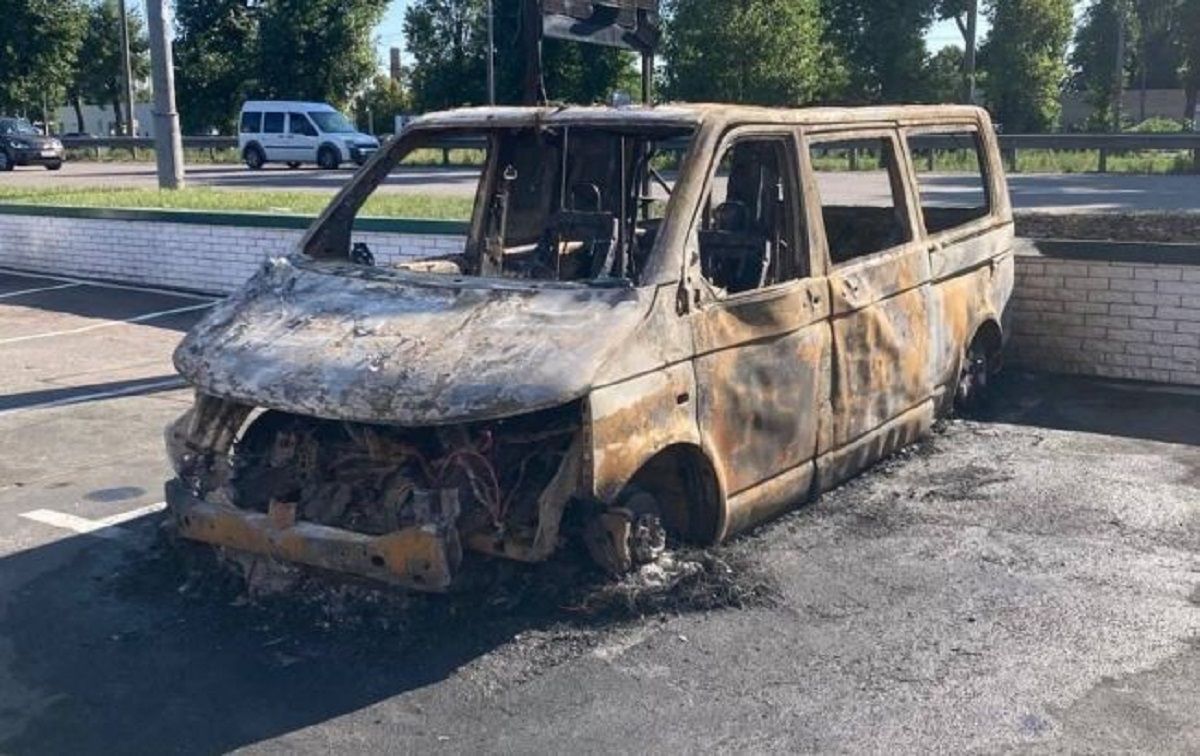 Журналістка вказала на зв'язок між підпалами військових авто та важливими подіями 