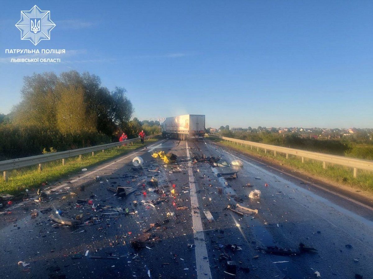 У ДТП на об’їзній Львова загинули водії вантажівки та мікроавтобуса 