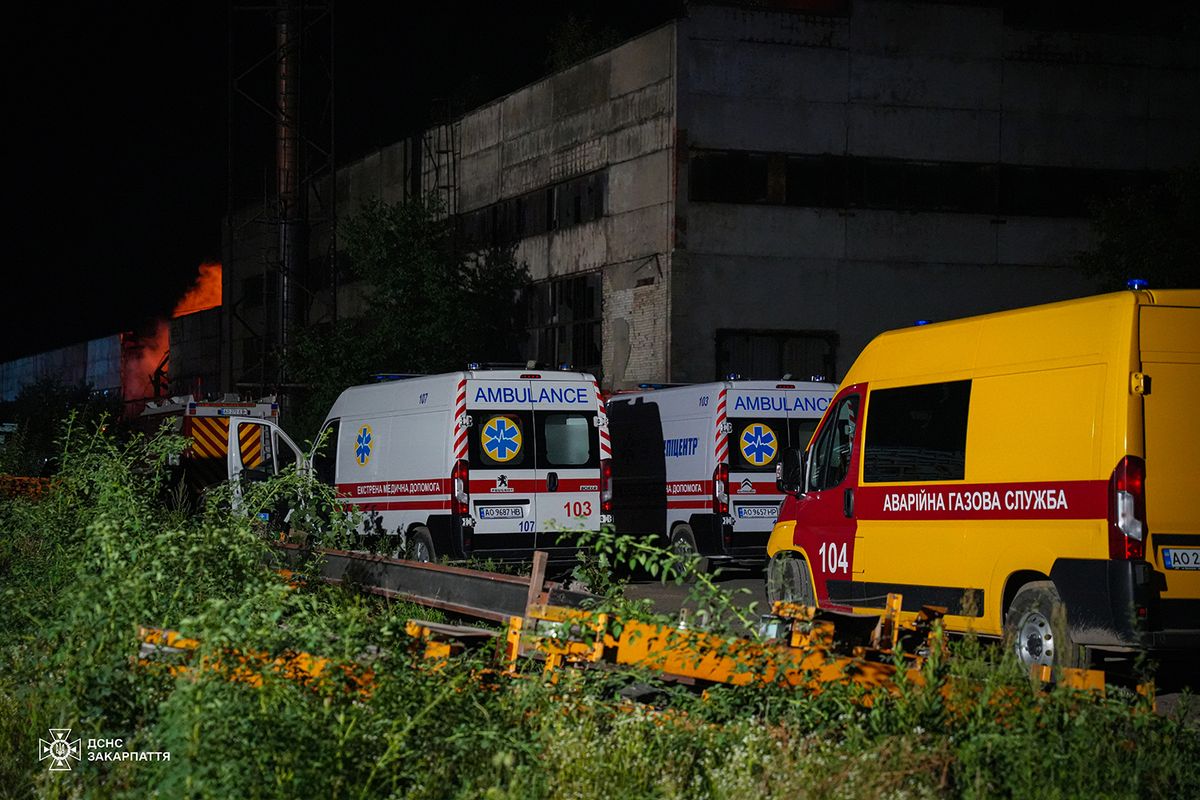 В Ужгороді 50 рятувальників всю ніч гасили масштабну пожежу на складах