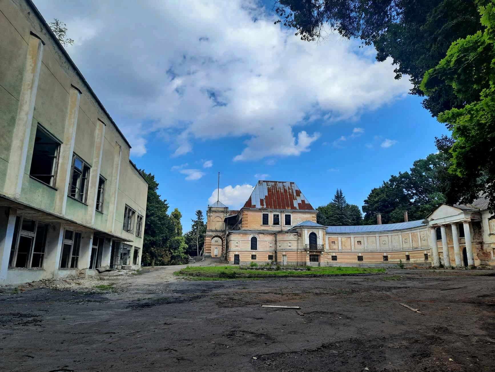 Ліворуч – радянський клуб 1960-х, праворуч – палац Лянцкоронських XIX ст. (фото ZAXID.NET)