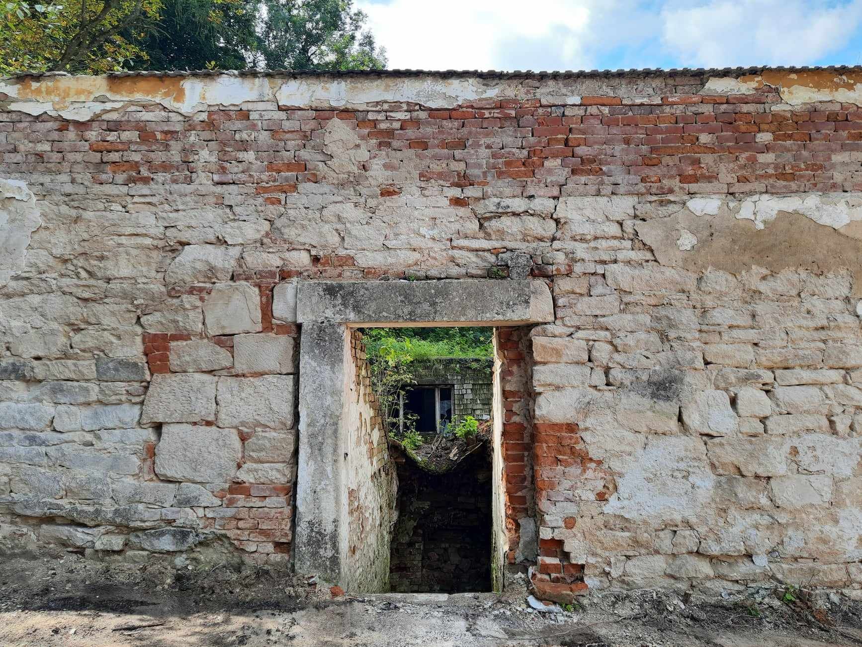 Будівля радянського овочесховища з давніми кам’яним порталом і стінами (фото ZAXID.NET)