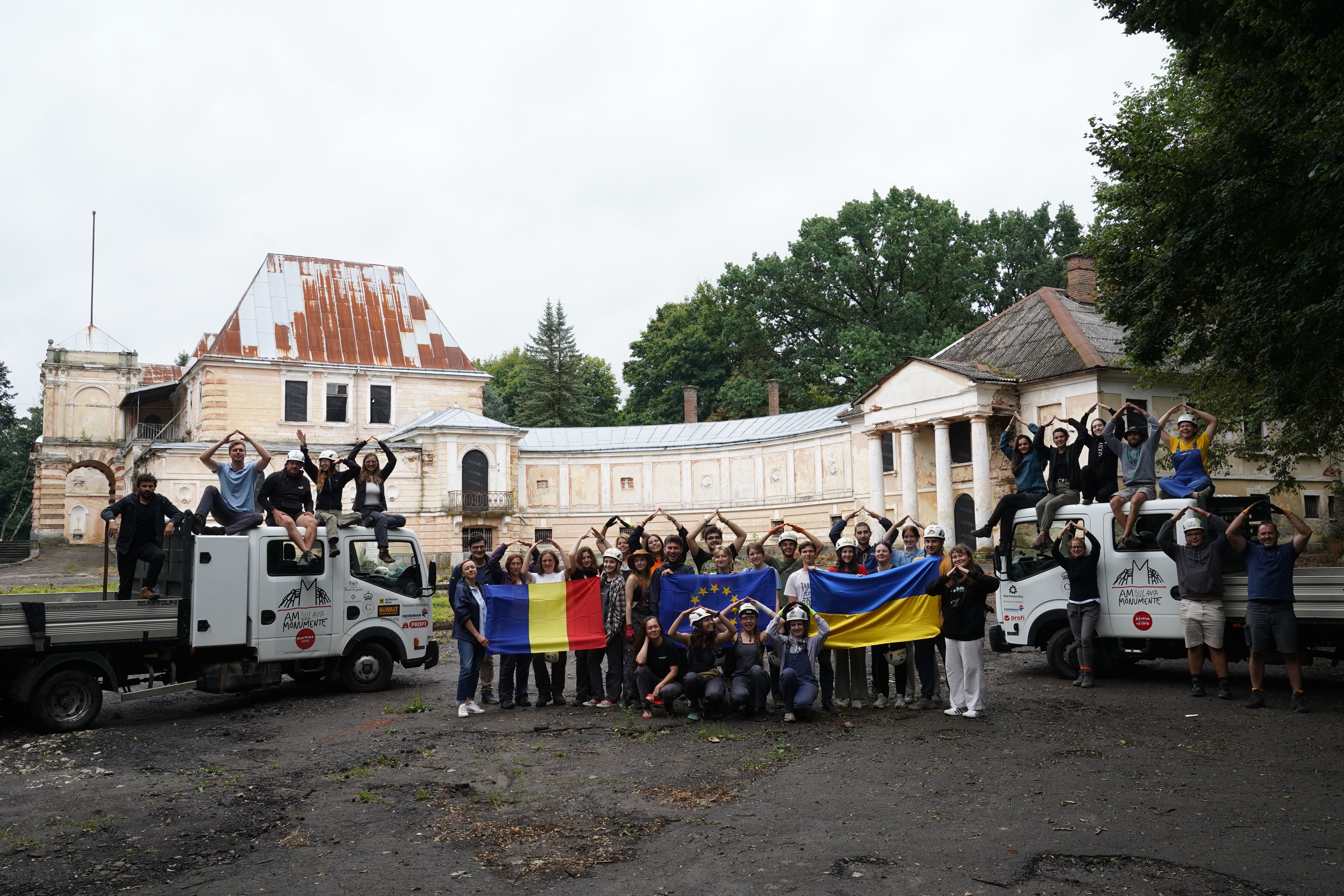 Команда волонтерів і реставраторів на підсумку табору  (фото організаторів)