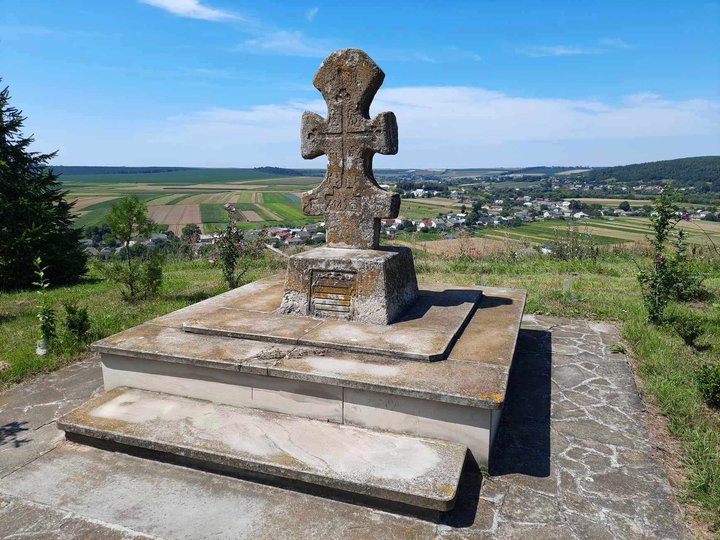 Давній хрест біля церкви