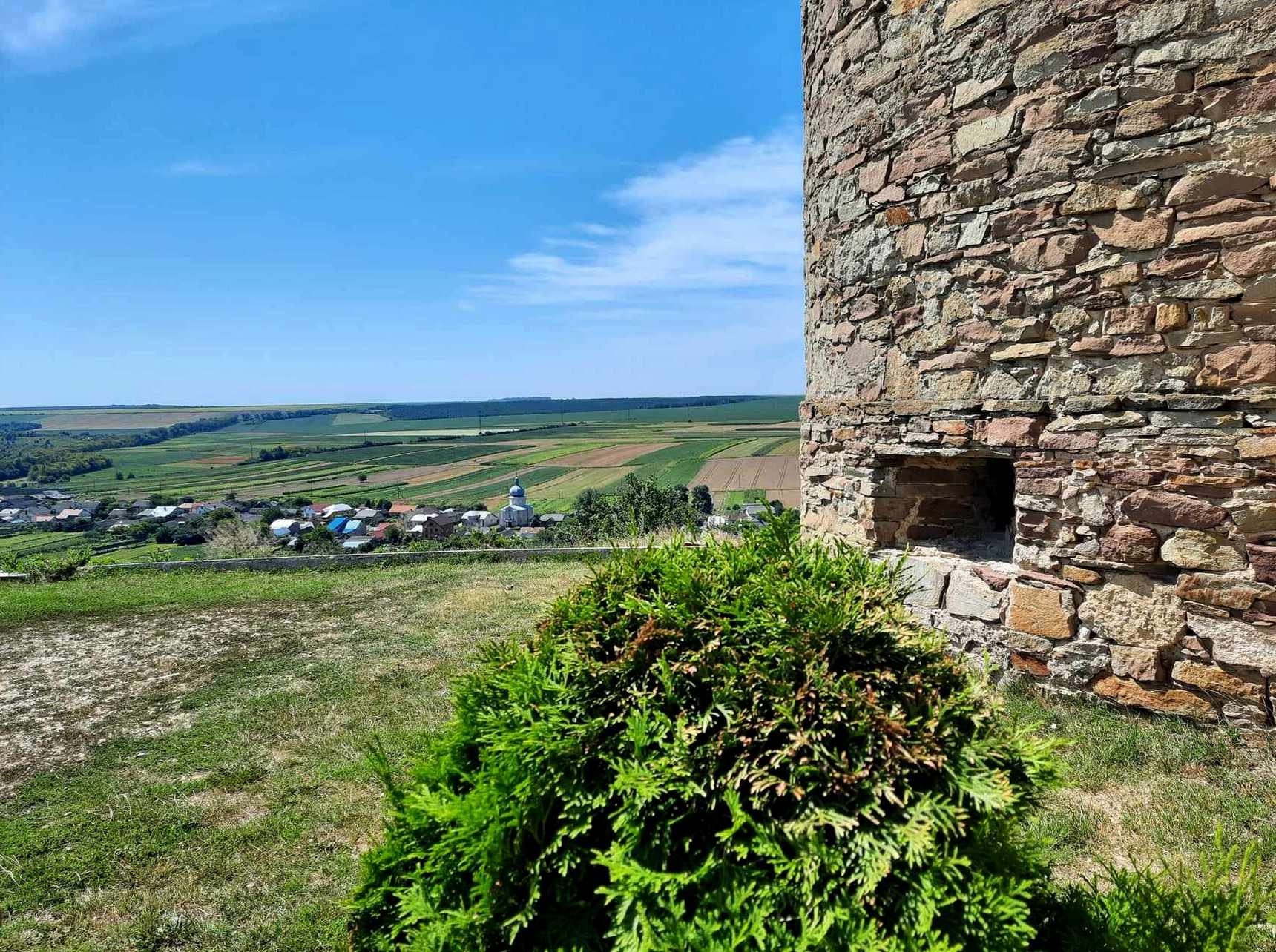 Вежа на узгір'ї і панорами внизу