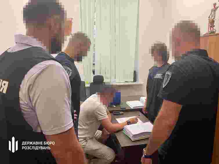 Чиновник Херсонської ОВА отримав підозру у закупівлі неякісного одягу для ЗСУ на 21 млн грн