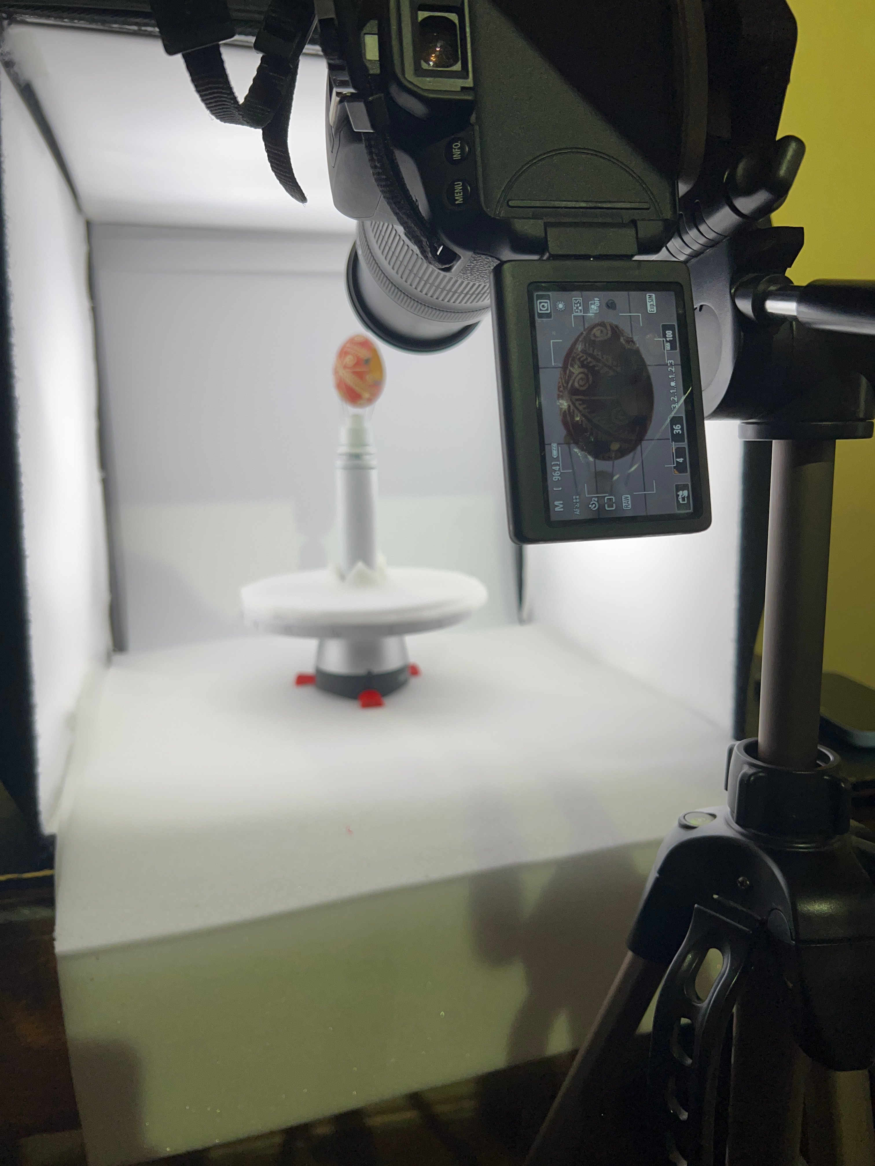 Процес оцифрування писанки (Фото проєкту «Українська писанка в європейському культурному просторі»)