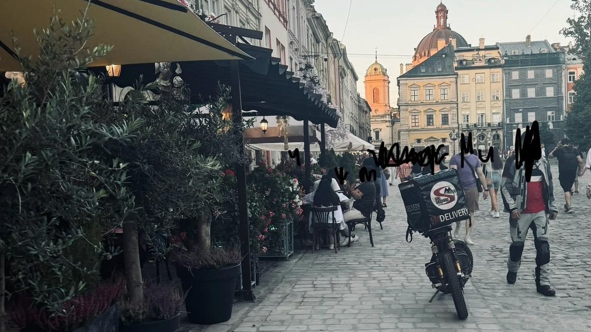 На площі Ринок у Львові демонтують встановлені на безбарʼєрних доріжках літні майданчики
