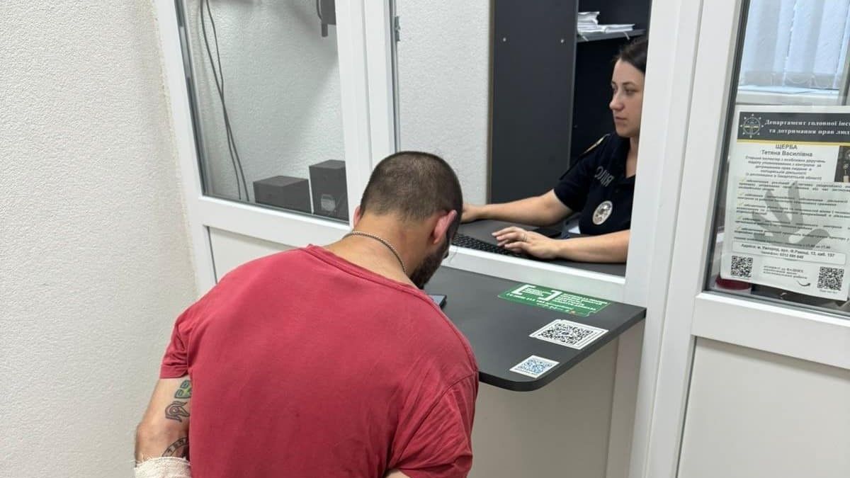 П'яний закарпатець у масці накинувся на поліцейського і поранив його мачете