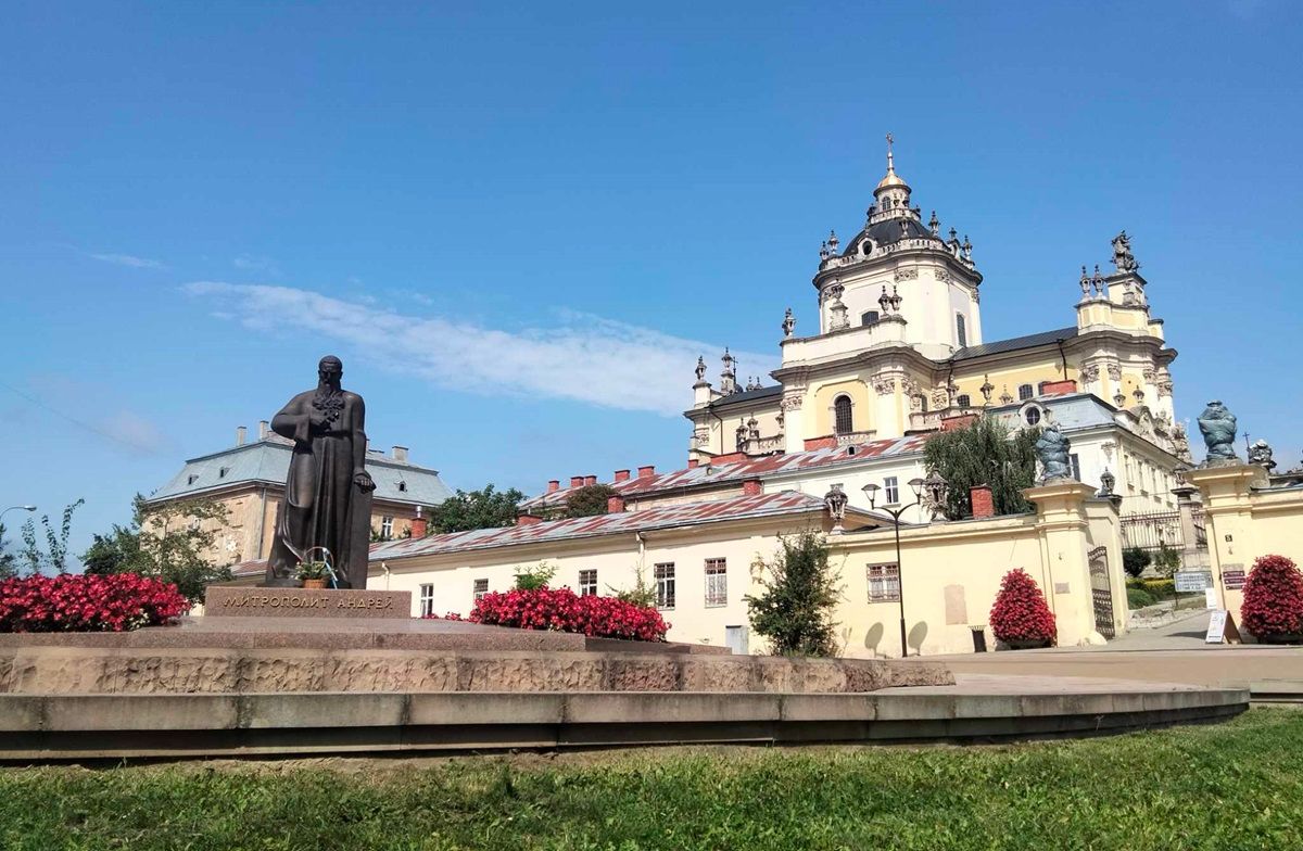 Чому Львівська ОВА і Держспецзв'язок хочуть забрати в УГКЦ Митрополичі сади