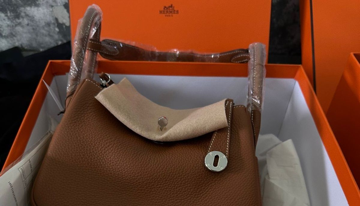 На кордоні з Польщею серед секонд-хенду знайшли сумки Hermès та одяг Dior