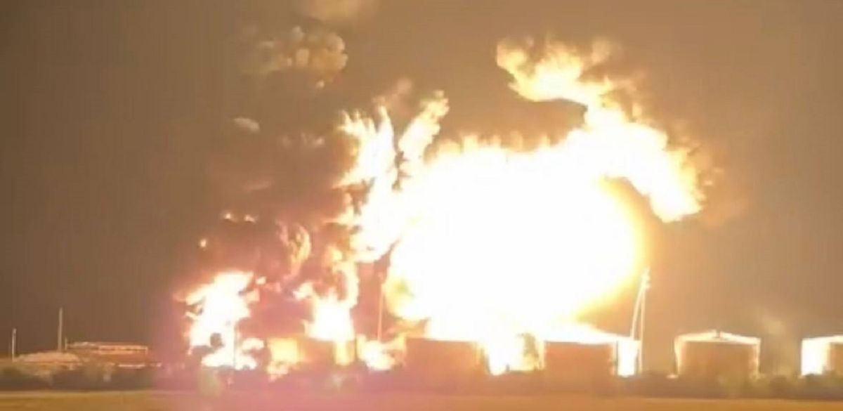 У Росії після атаки безпілотників спалахнули дві нафтобази й склад із боєприпасами 