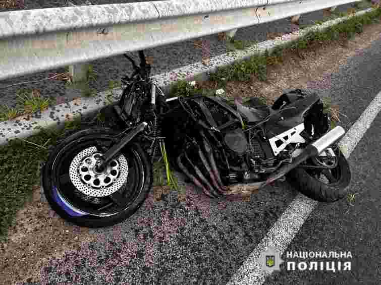 На Прикарпатті 25-річний мотоцикліст на Suzuki в’їхав у відбійник і загинув на місці  