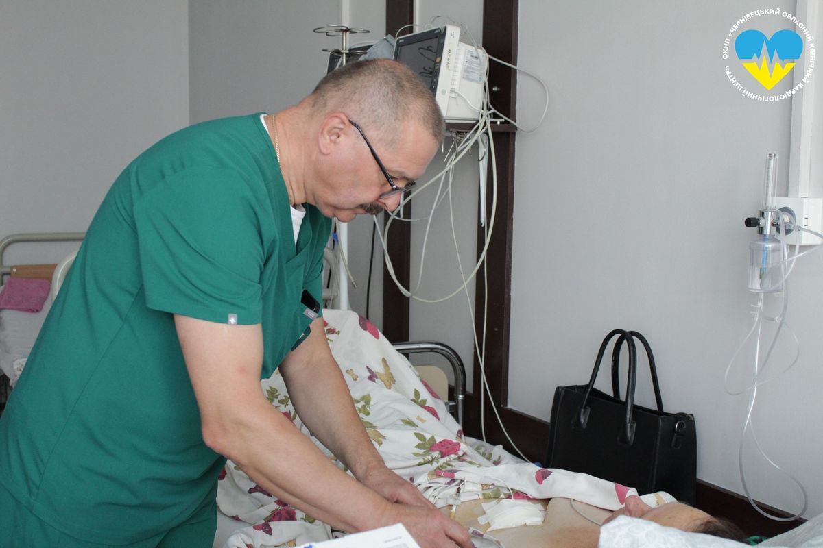 Із серця 68-річної мешканки Буковини лікарі відкачали майже літр рідини
