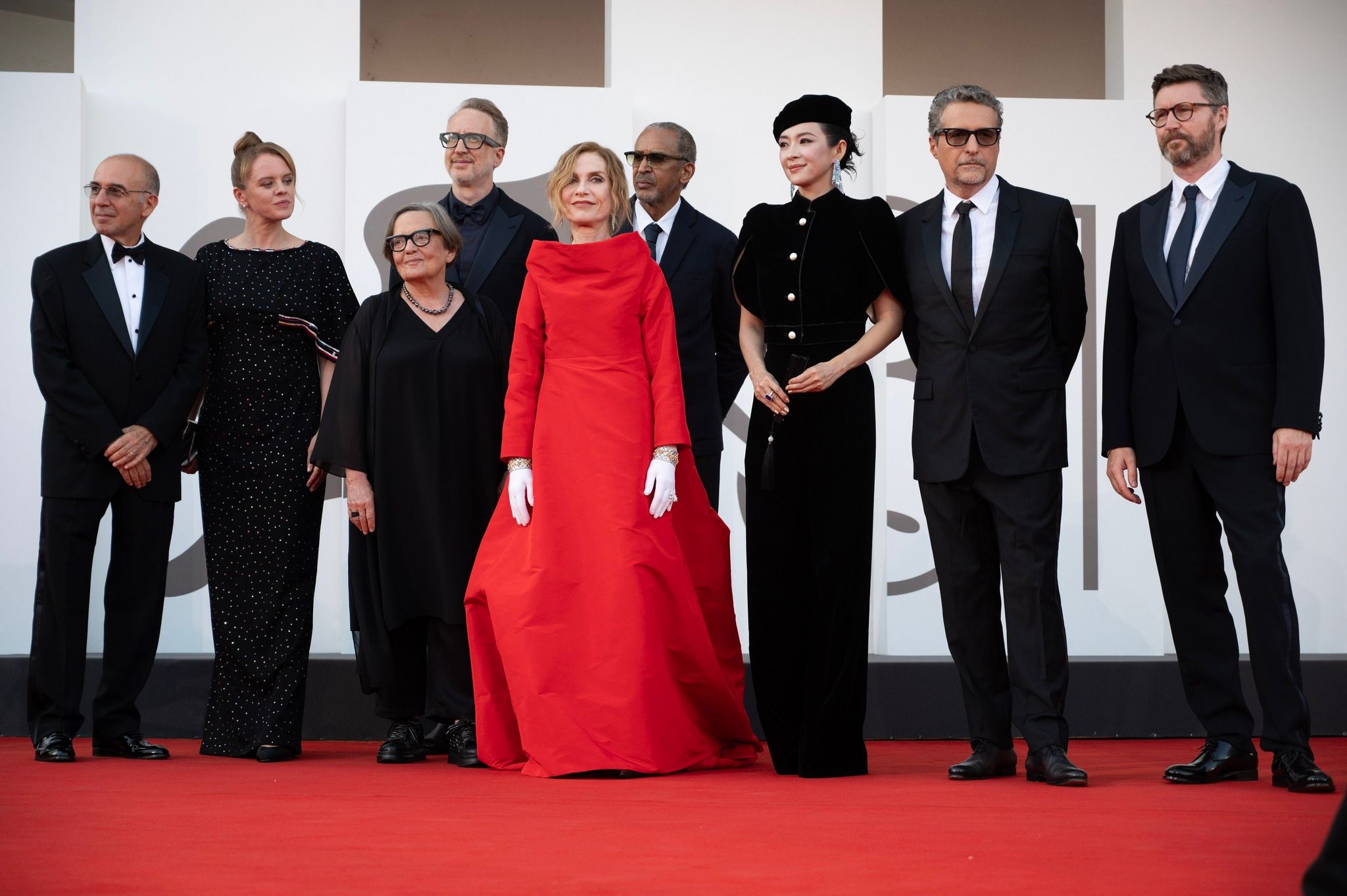 Ізабель Юппер у червоній сукні від  Balenciaga Haute Couture (Фото La Biennale di Venezia)