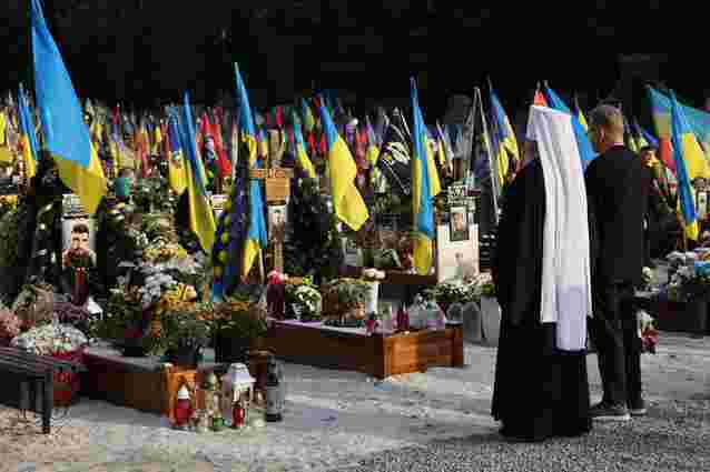 У День пам’яті полеглих захисників митрополит ПЦУ Епіфаній відвідав військове кладовище у Львові