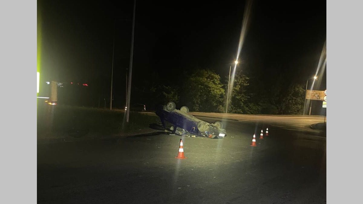 Уночі водій «Таврії» під наркотиками перевернувся на кільці у Львові
