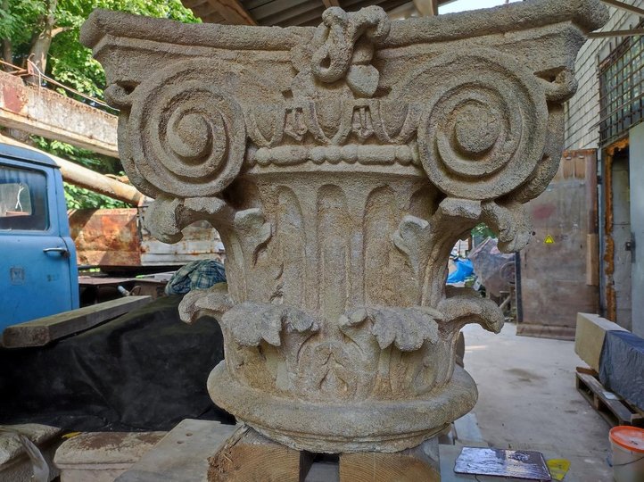 Відчищена капітель колони (фото Фундації культурної спадщини)