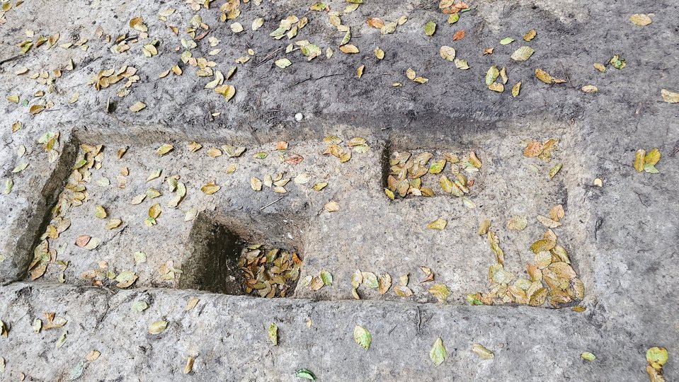 Господарські ями зі слідами стовпових конструкцій (фото ЛОВА)