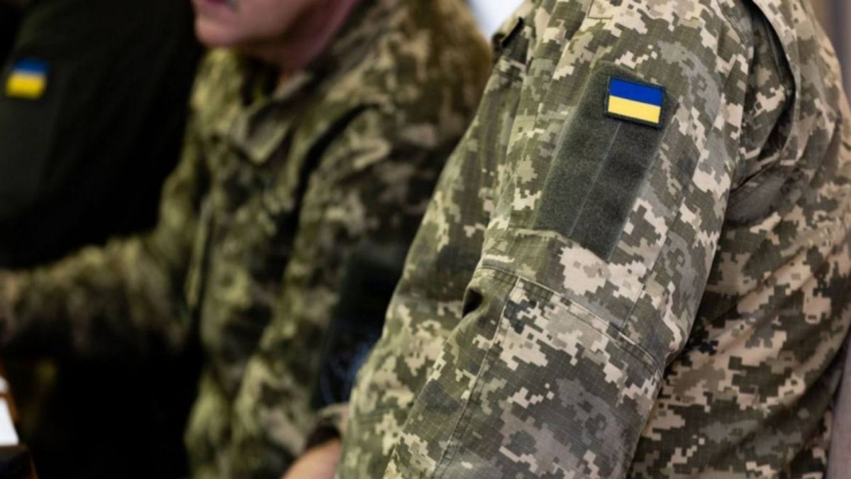 У Тернополі п'яний чоловік розбив двері ТЦК, бо хотів мобілізуватися