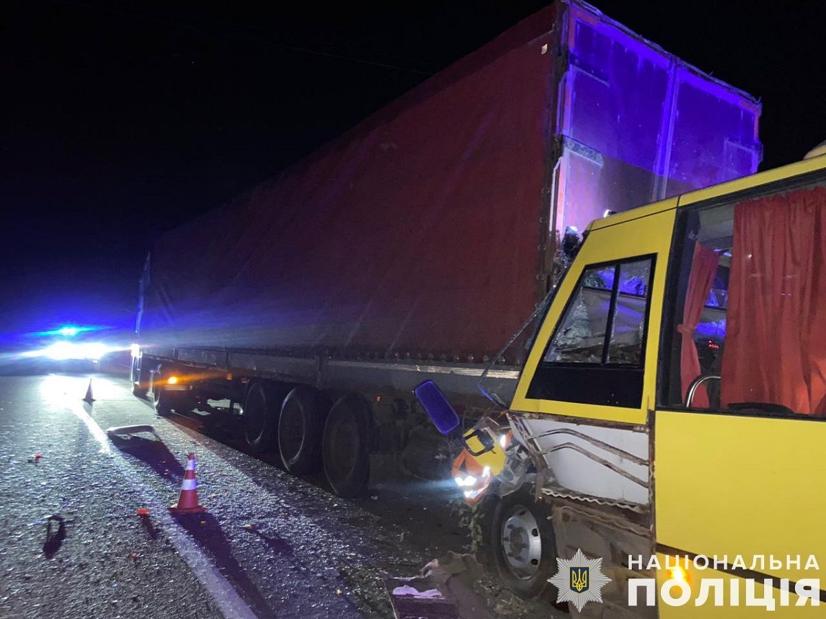 На Львівщині 55-річний водій пасажирського автобуса в'їхав у вантажівку і загинув 