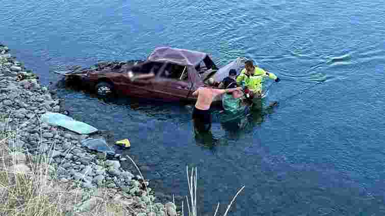 На Закарпатті з річки витягнули Renault з загиблим 39-річним водієм