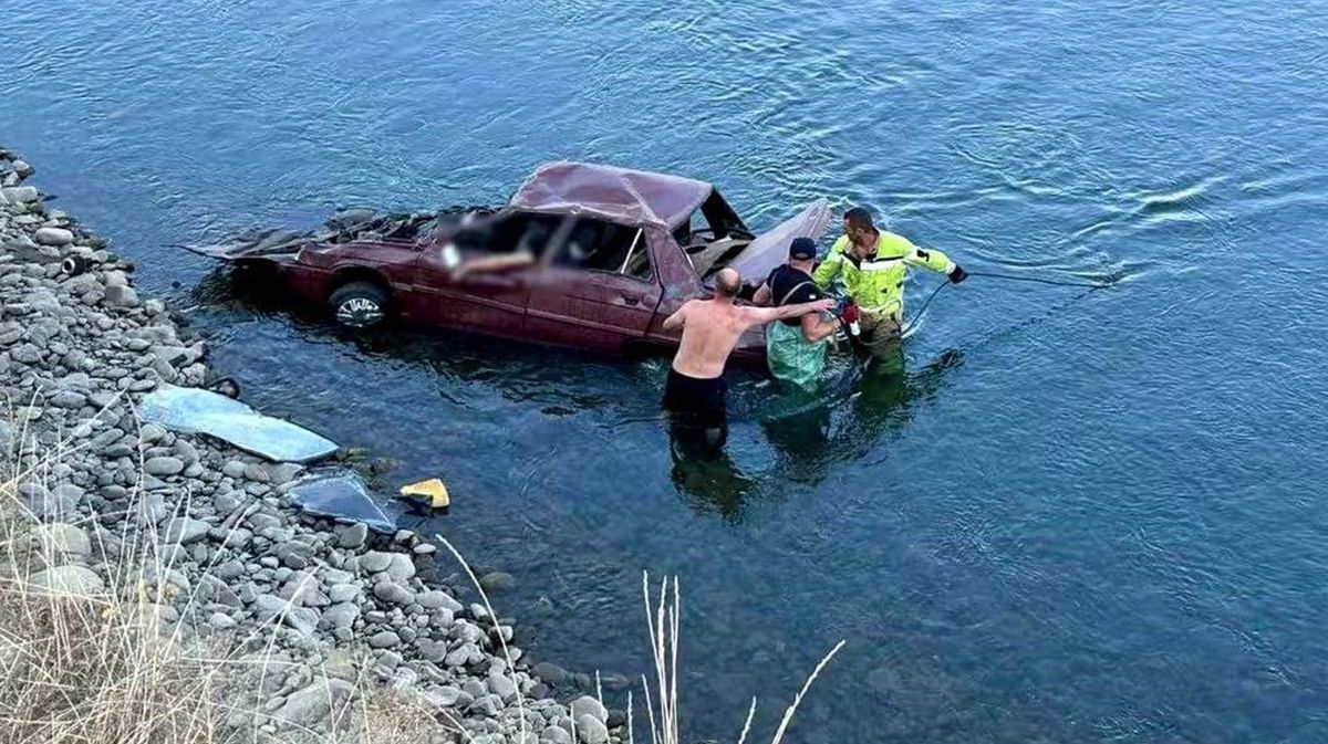 На Закарпатті з річки витягнули Renault з загиблим 39-річним водієм