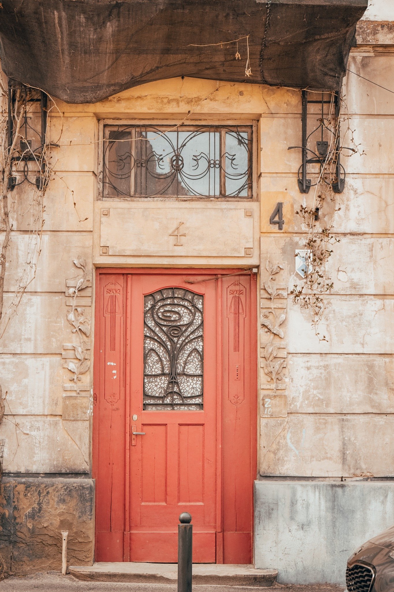 Двері і оздоба біля них