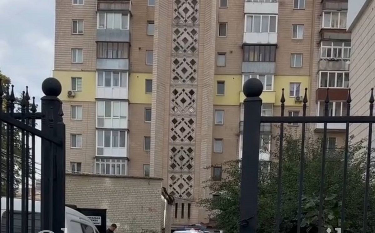 У центрі Тернополя з вікна багатоповерхівки випав і загинув місцевий мешканець