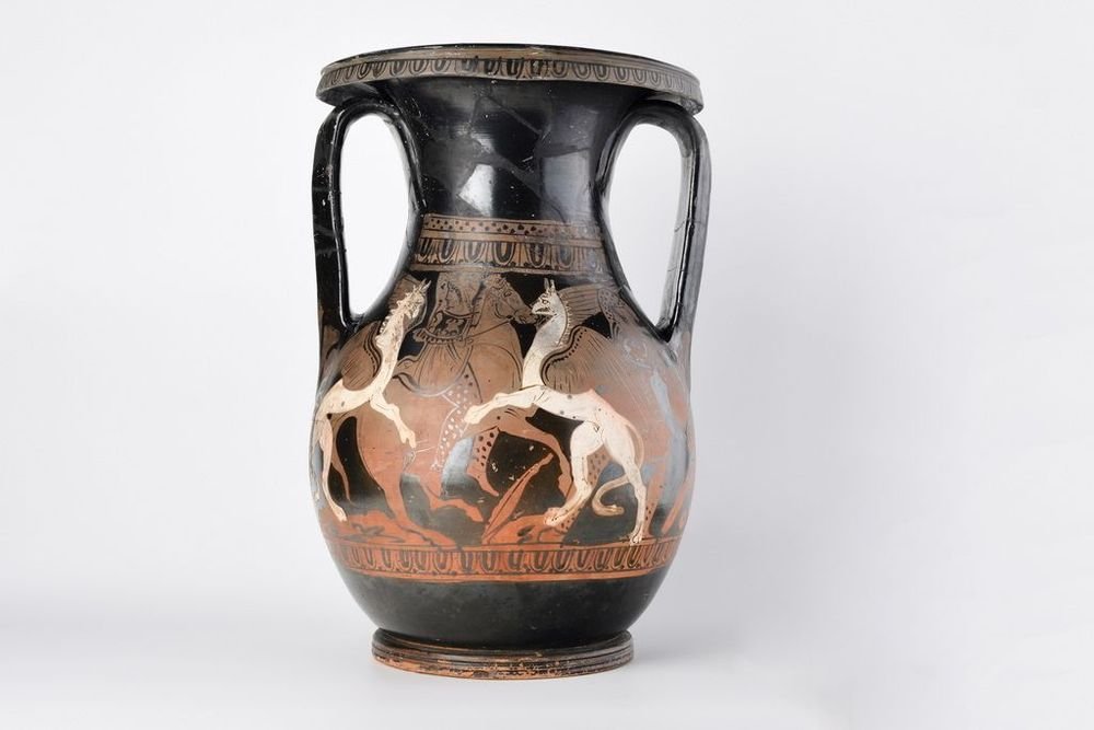 Червонофігурна пеліка (різновид посуду), прикрашена зображенням битви амазонок із грифонами. На звороті: чоловічі фігури в гіматіях (різновид верхнього одягу), 4 ст. до н. е., Керч