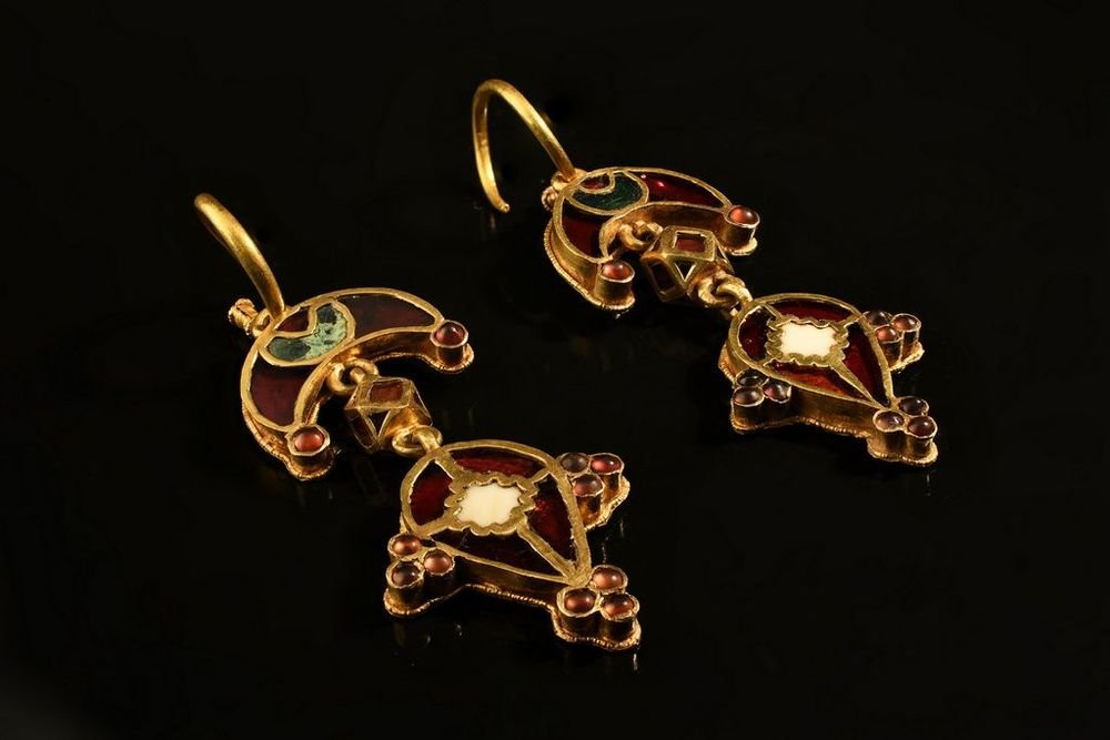 Золоті сережки з гранатом (5 ст. н. е., некрополь Джурга-Оба)