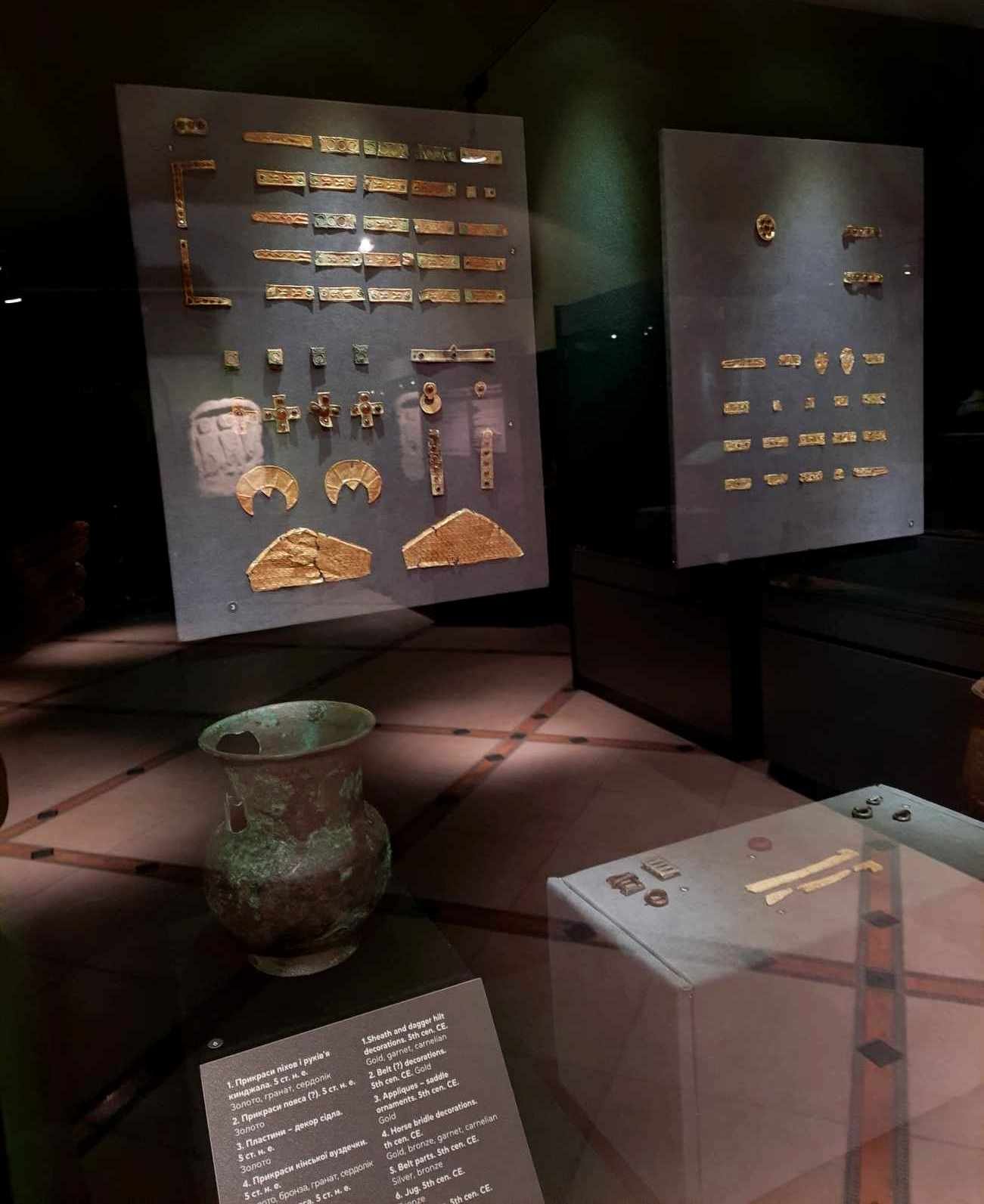 Прикраси кинжала, пояса, сідла (5 ст. н. е.)