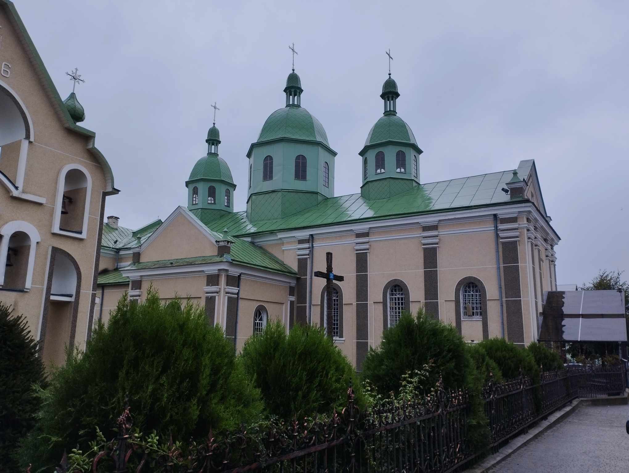 Колишній костел (фото Василя Стрільчука)