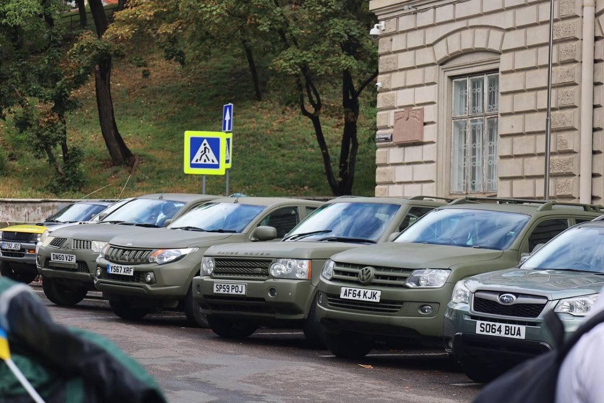 Британські фермери привезли до Львова понад 30 пікапів для ЗСУ 