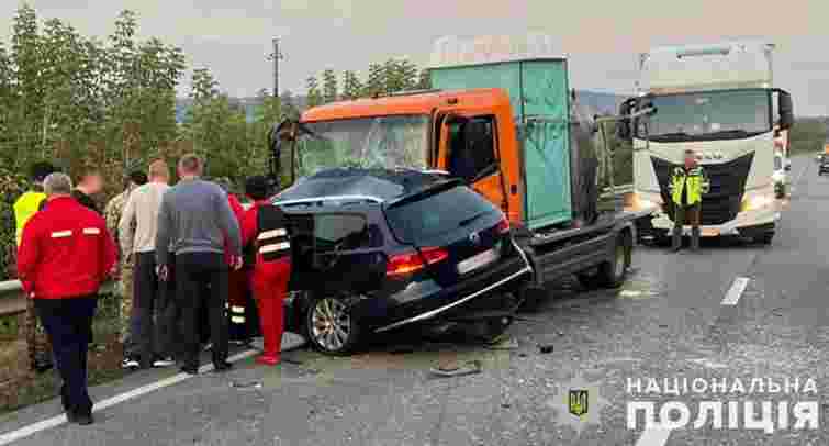 Біля Золочева легковик влетів у дві вантажівки, двоє загиблих