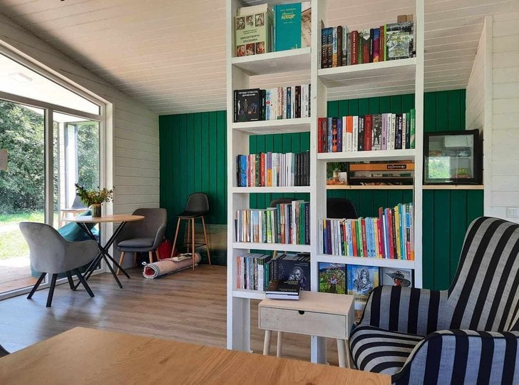 У закладі можна випити кави, купити книжку та відвідати заплановані події (фото ZAXID.NET)