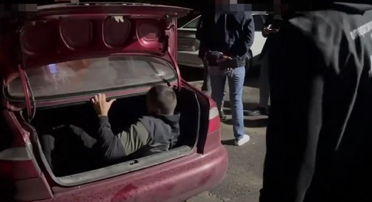 На Буковині військовий вивозив ухилянтів за кордон у багажнику