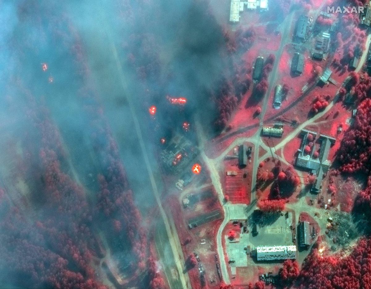 Журналісти оприлюднили супутникові фото наслідків влучання у російські склади у Торопці

