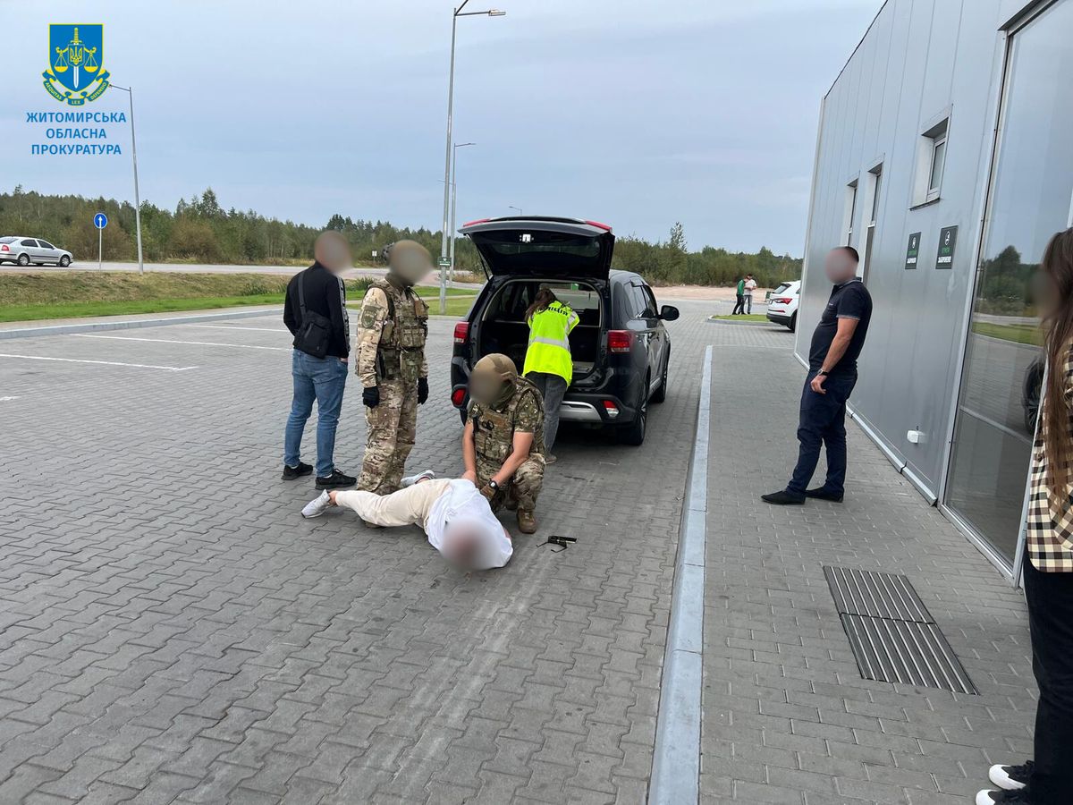 Волинянин зі співмешканкою протягом року шантажем вимагав у судді 15 тис. доларів