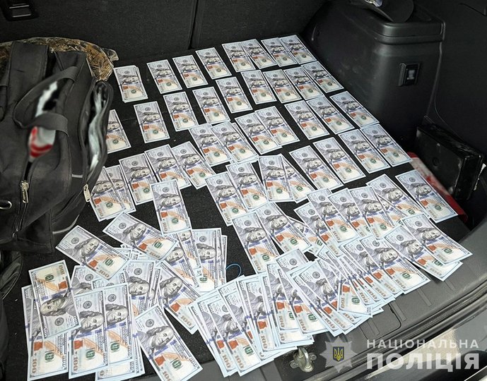 Результати обшуків в автомобілі та за місцями проживання затриманих (фото поліції)