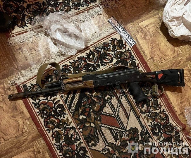 Результати обшуків в автомобілі та за місцями проживання затриманих (фото поліції)