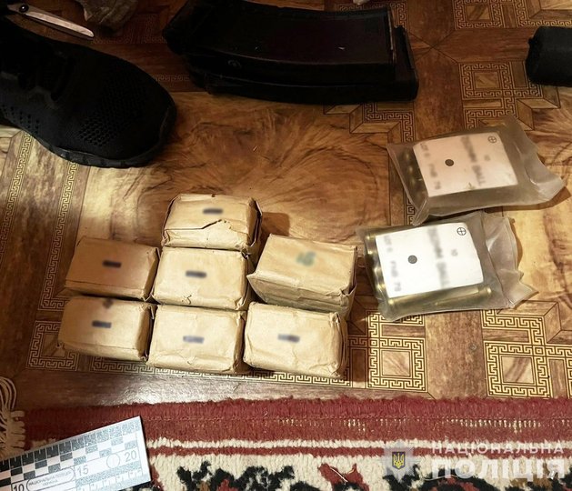 Результати обшуків в автомобілі та за місцями проживання затриманих (фото поліції)