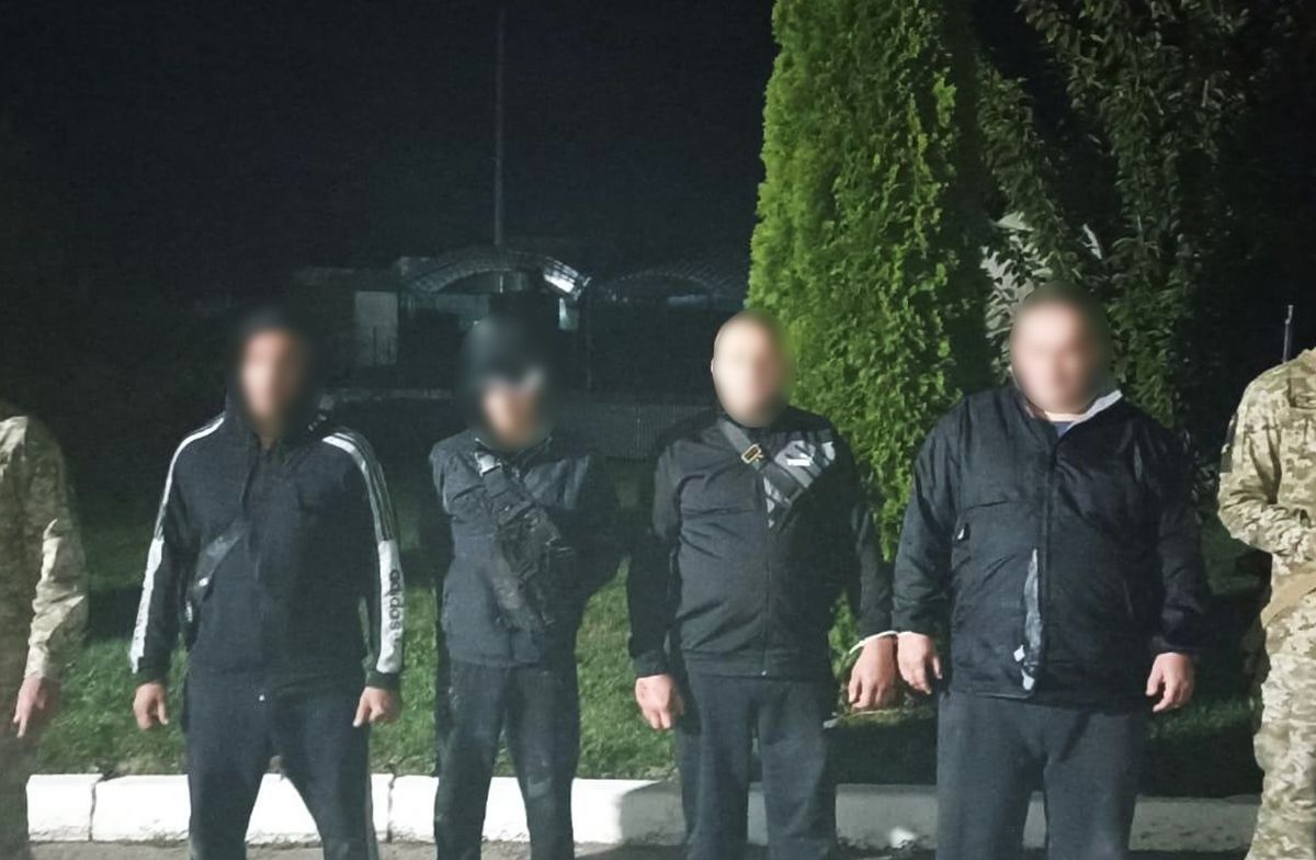 Закарпатські прикордонники затримали на березі Тиси чотирьох ухилянтів з човном