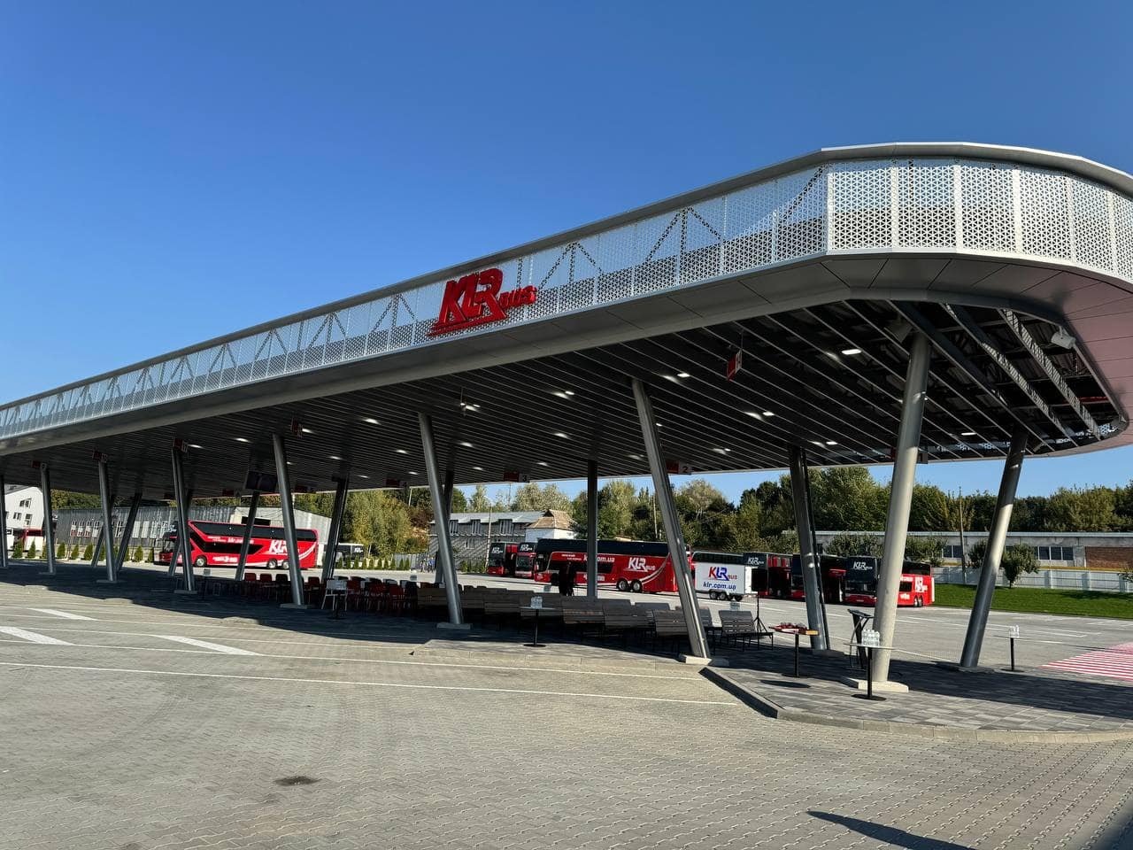 На території терміналу є сучасні зони очікування, кав’ярня, мінімаркет, дитяча зона та каплиця (фото Олександра Симчишина)